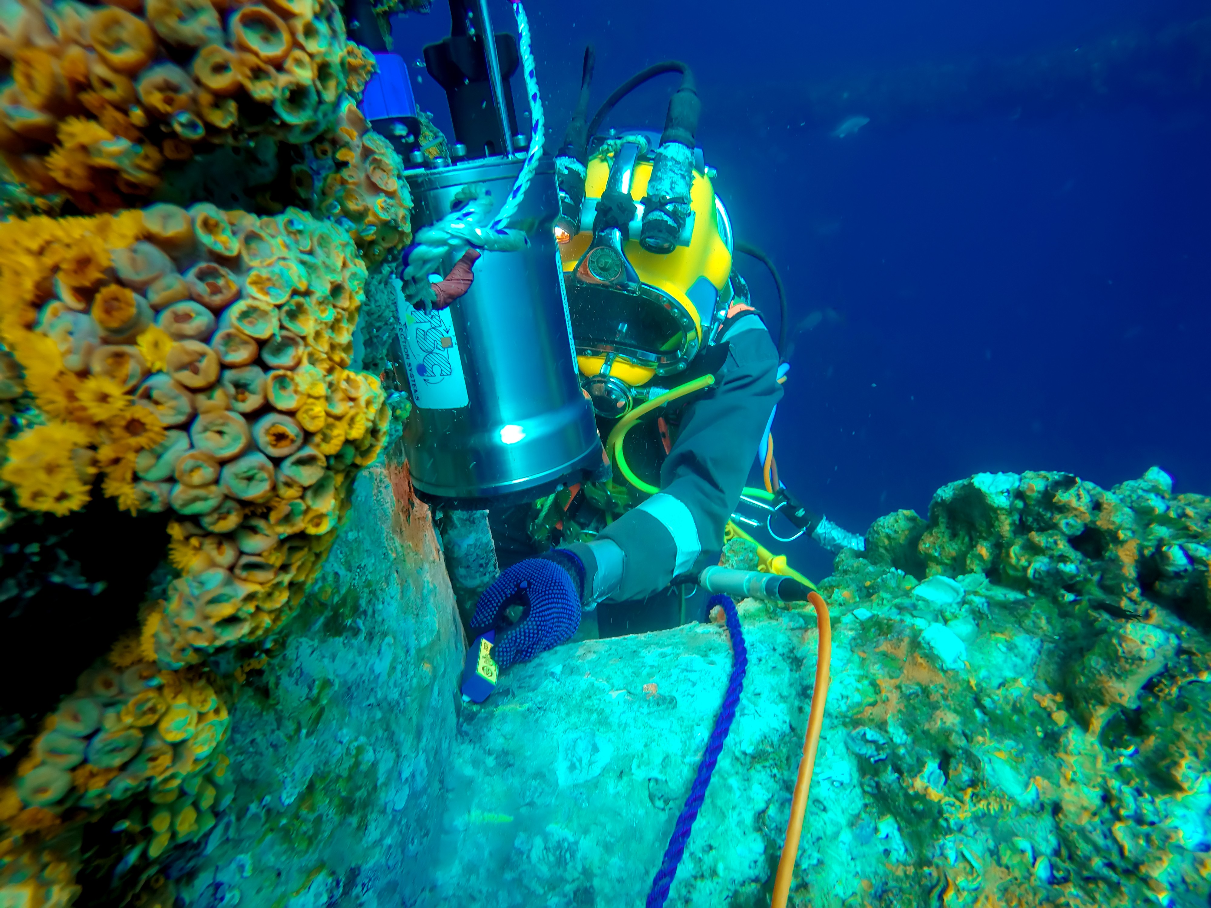 Saturation diving system